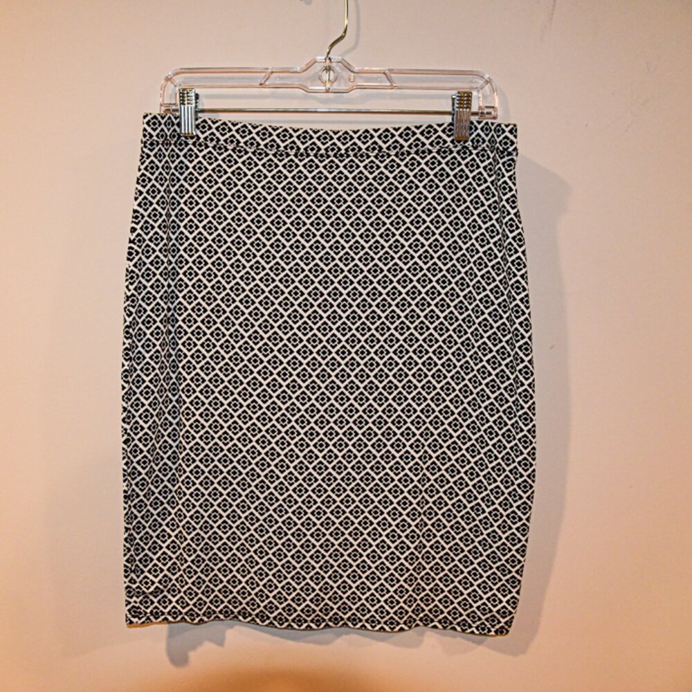 Max Studio Pull on Skirt  White  with Black geometric desin Size Large